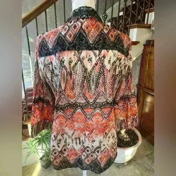 Chicos ladies size 1 blouse. Short sleeve button down excellent condition. - Picture 8 of 10